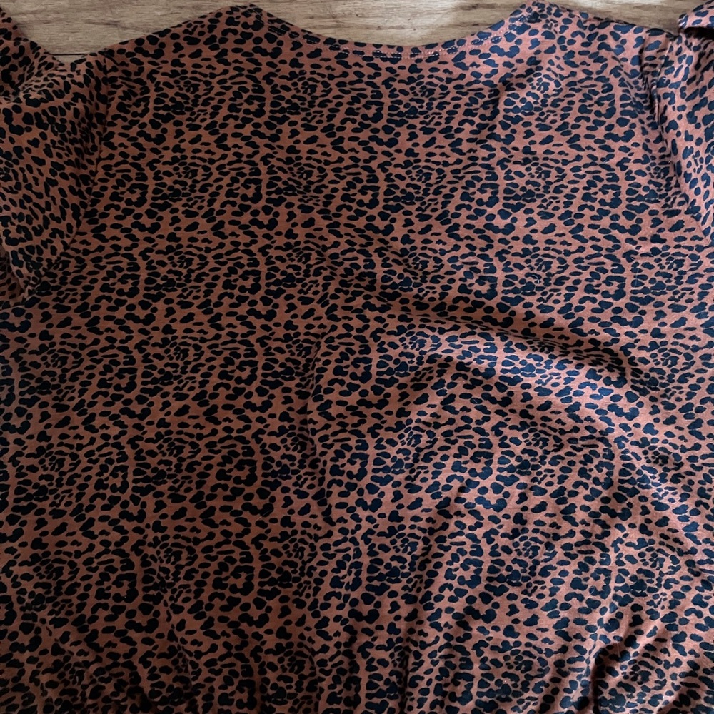 ππ€πLeopard Surplice Topππ€π - Picture 5 of 11